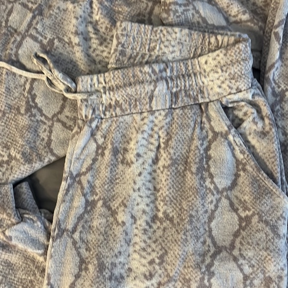 Comfy Set - Picture 2 of 4